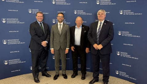 Kyle Nicholas (Viceprezident spoločnosti Westinghouse pre financovanie projektov), Szabolcs Hodosy (Štátny tajomník Ministerstva hospodárstva SR, Peter Líška (Splnomocnenec vlády SR pre rozvoj jadrovej energetiky) a Petr Brzezina (Prezident spoločnosti Westinghouse pre ČR a SR)  
