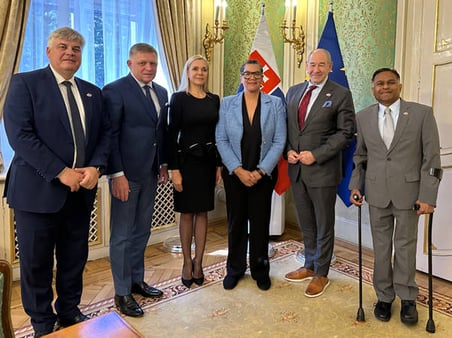 Zľava: Petr Brzezina (prezident spoločnosti Westinghouse pre Českú republiku a Slovensko), Robert Fico (predseda vlády), Denisa Saková (podpredsedníčka vlády a ministerka hospodárstva), Aleshia Duncan (zástupkyňa námestníka tajomníka pre medzinárodnú spoluprácu v Úrade pre jadrovú energiu na Ministerstve energetiky USA), Dan Lipman (prezident spoločnosti Westinghouse pre energetické systémy), Gautam A. Rana (veľvyslanec Spojených štátov amerických v Slovenskej republike)