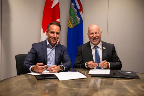 Главният изпълнителен директор и президент на Energy Alberta Скот Хенюсет и президентът на Westinghouse Канада Джон Горман подписват меморандум за разбирателство за проучване на възможностите за внедряването на усъвършенстван модулен реактор AP1000® в Албърта. 